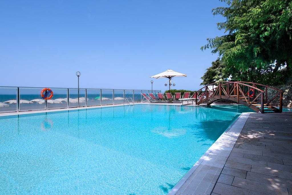 מרינה די קסטנייטו קרדוצ'י Hotel I Ginepri מראה חיצוני תמונה