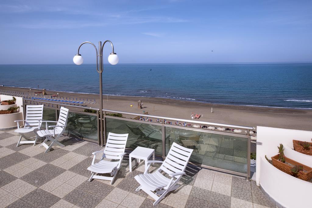 מרינה די קסטנייטו קרדוצ'י Hotel I Ginepri מראה חיצוני תמונה