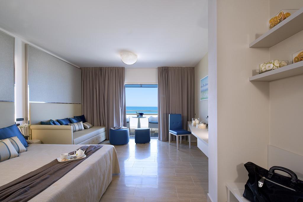 מרינה די קסטנייטו קרדוצ'י Hotel I Ginepri מראה חיצוני תמונה