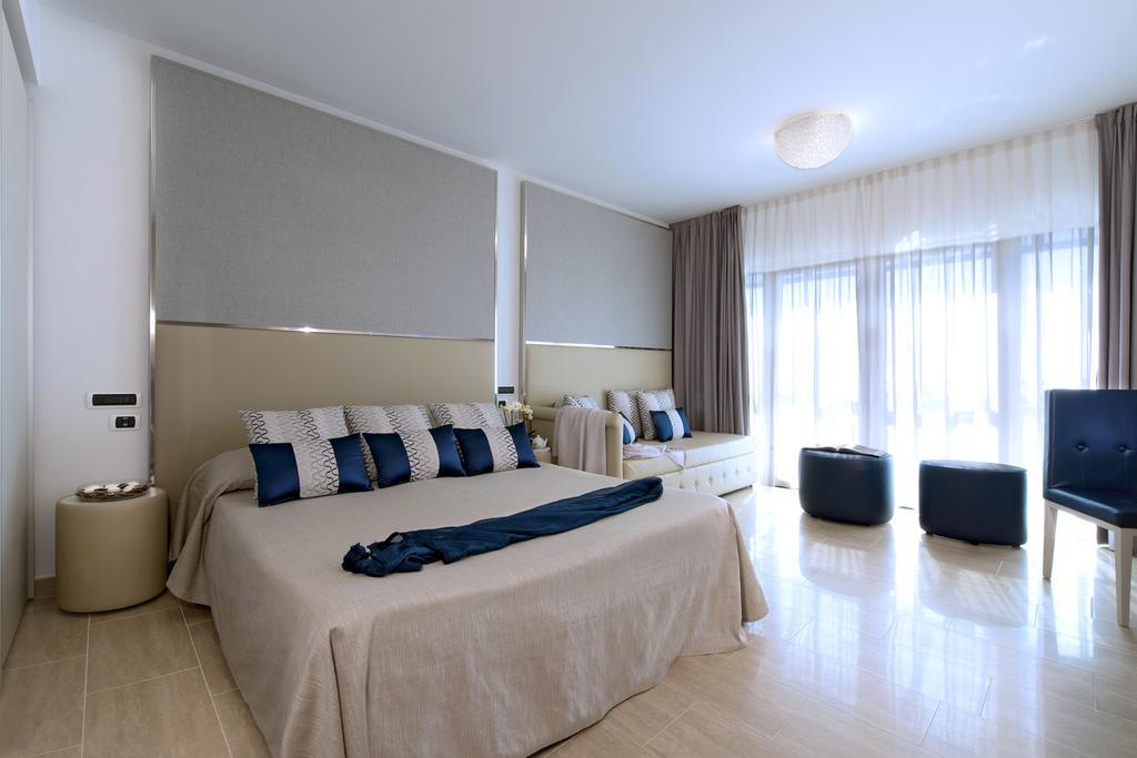 מרינה די קסטנייטו קרדוצ'י Hotel I Ginepri מראה חיצוני תמונה