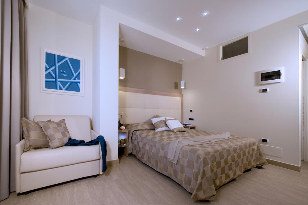 מרינה די קסטנייטו קרדוצ'י Hotel I Ginepri מראה חיצוני תמונה
