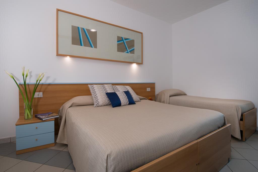 מרינה די קסטנייטו קרדוצ'י Hotel I Ginepri מראה חיצוני תמונה