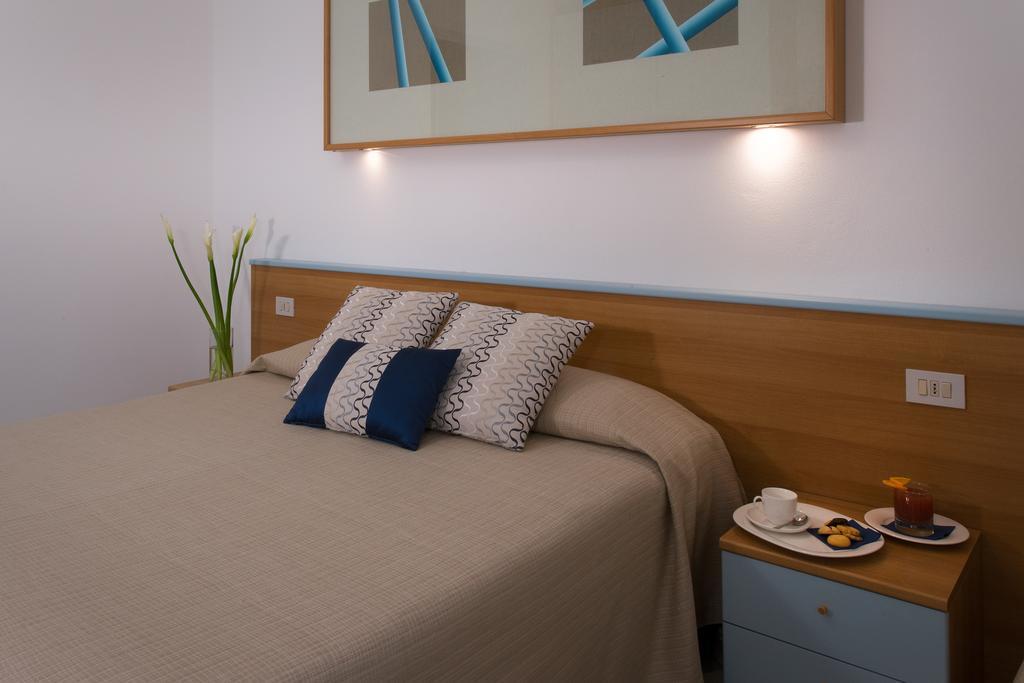 מרינה די קסטנייטו קרדוצ'י Hotel I Ginepri מראה חיצוני תמונה