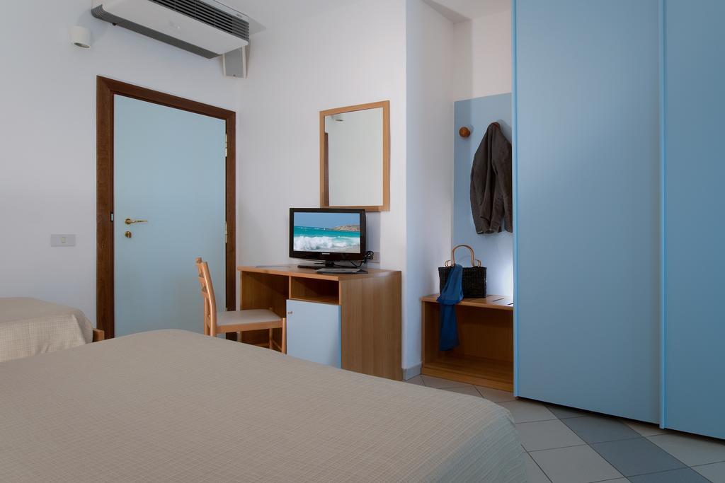 מרינה די קסטנייטו קרדוצ'י Hotel I Ginepri מראה חיצוני תמונה