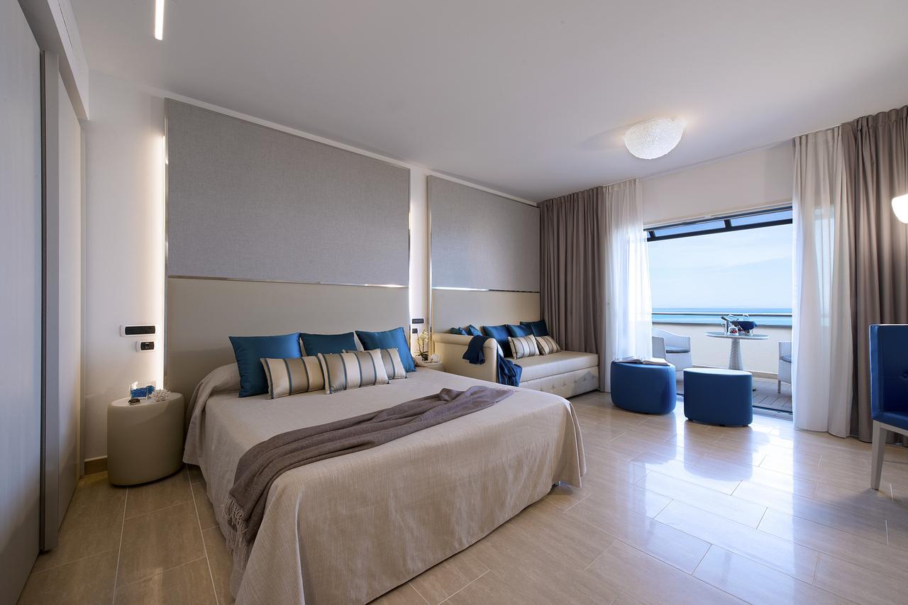 מרינה די קסטנייטו קרדוצ'י Hotel I Ginepri מראה חיצוני תמונה